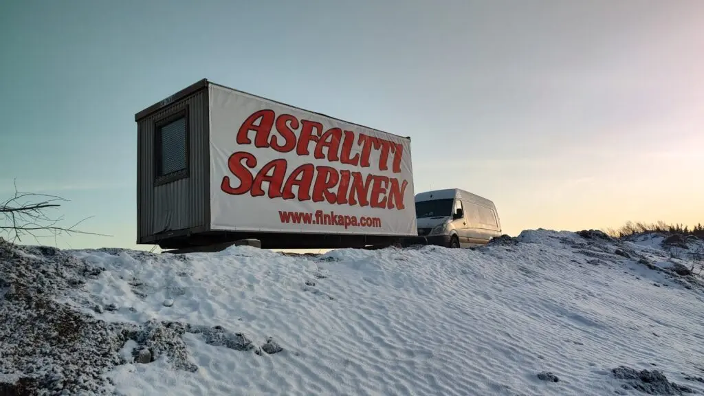 Suuri banderolli kiinnitettynä konttiin