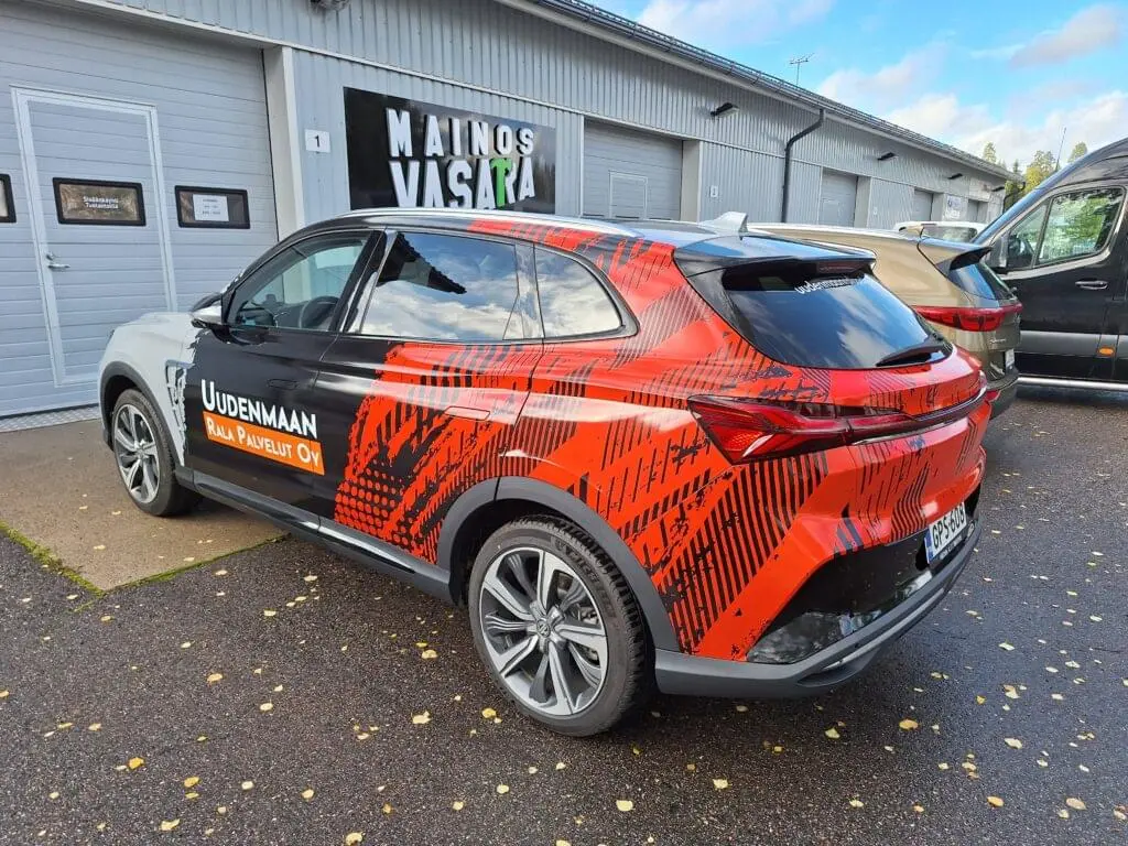 Teipattu auto kirkkaan oranssilla mainosteipillä