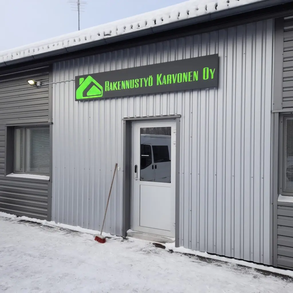 Rakennus karvonen valomainos mustalla taustalla