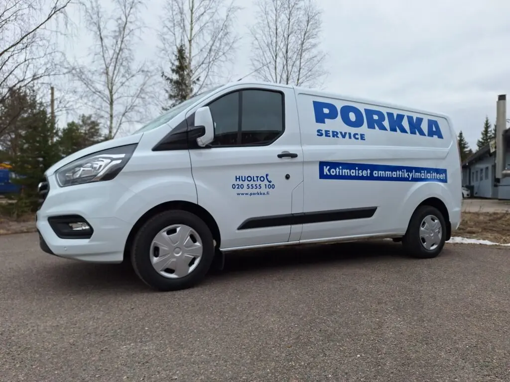 Yrityksen pakettiauto teipattu
